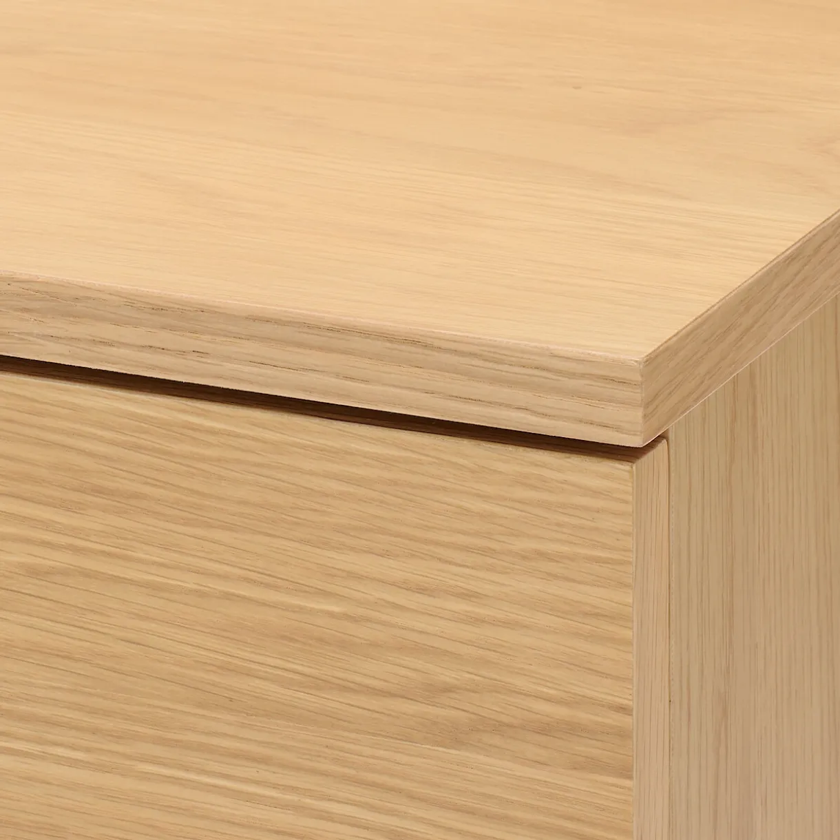 Armoire en noyer avec tiroirs