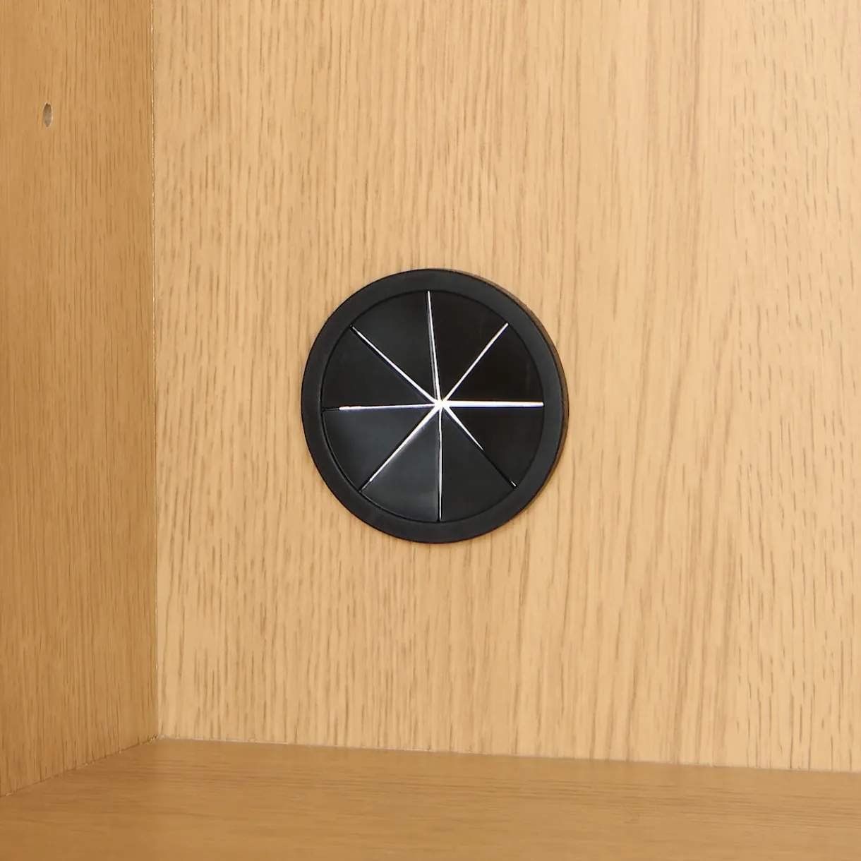 Armoire en noyer avec tiroirs