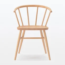 Chaise en hêtre massif à pieds arrondis et accoudoirs