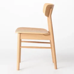Chaise incurvée en chêne (Dont Eco‐part. 0,83 €)