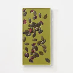 Chocolat blanc avec des canneberges sucrées, des graines de citrouille et du thé vert matcha