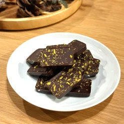 Chocolat noir fourré de yuzu et de pépites d'oranges