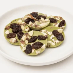 Chocolats blancs au matcha, aux amandes et aux raisins secs