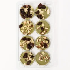 Chocolats blancs au matcha, aux amandes et aux raisins secs