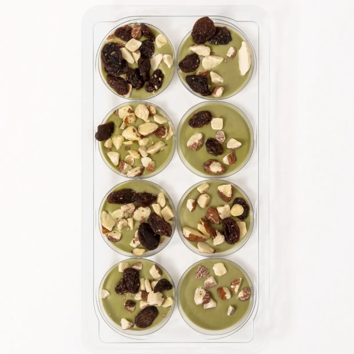 Chocolats blancs au matcha, aux amandes et aux raisins secs
