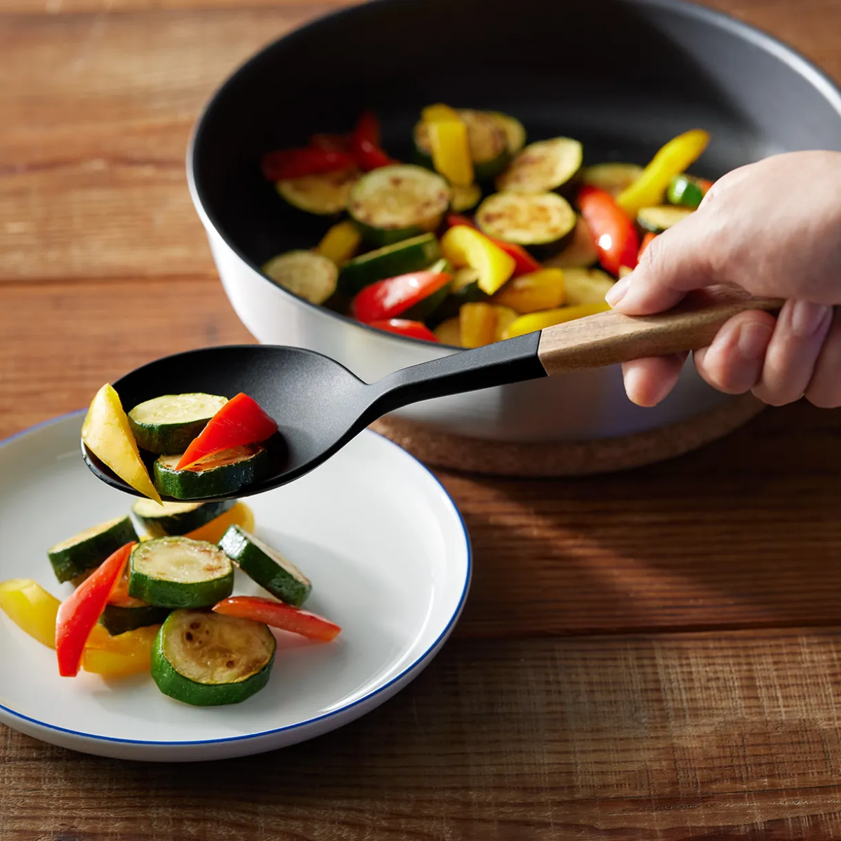 Cuchara de cocina de silicona con mango de madera