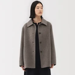 Manteau court en mélange de laine mérinos pour femme