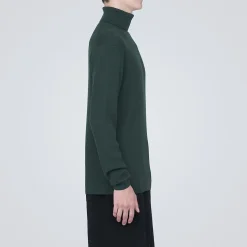 Pull en laine côtelée col roulé homme