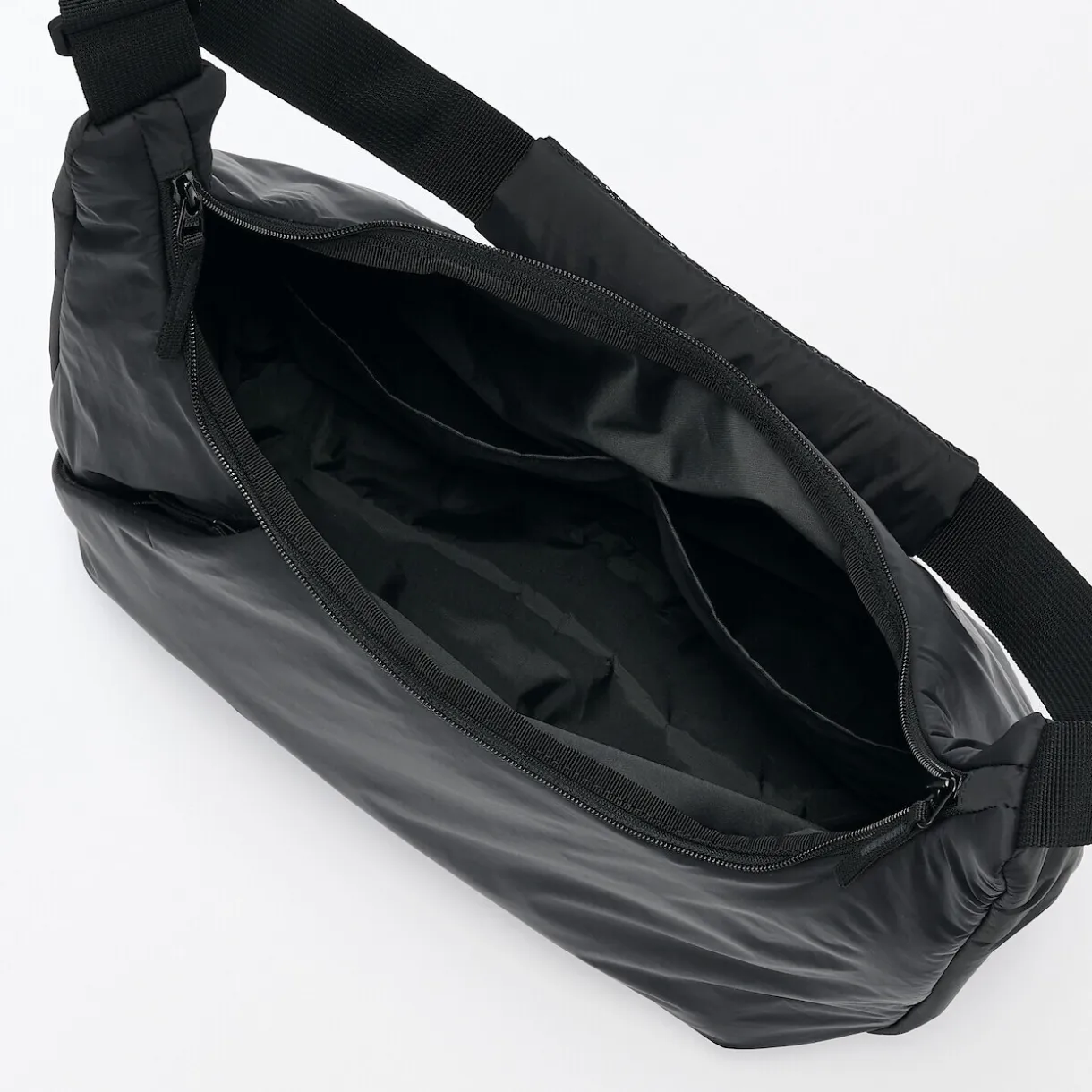 Sac à bandoulière rembourré et déperlant en nylon recyclé