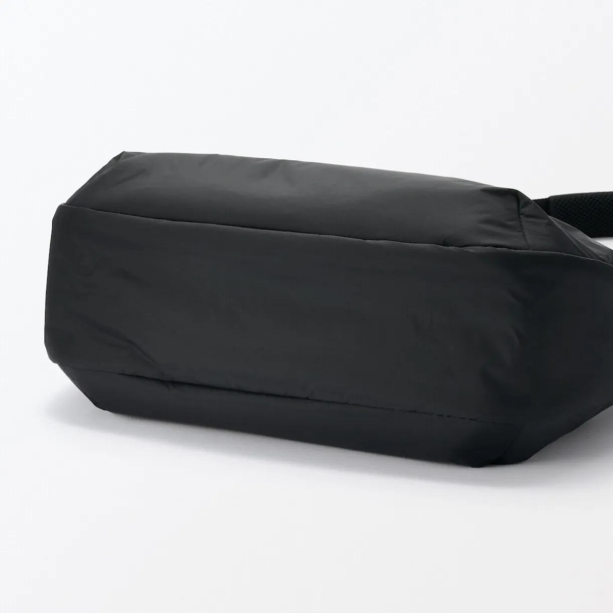 Sac à bandoulière rembourré et déperlant en nylon recyclé