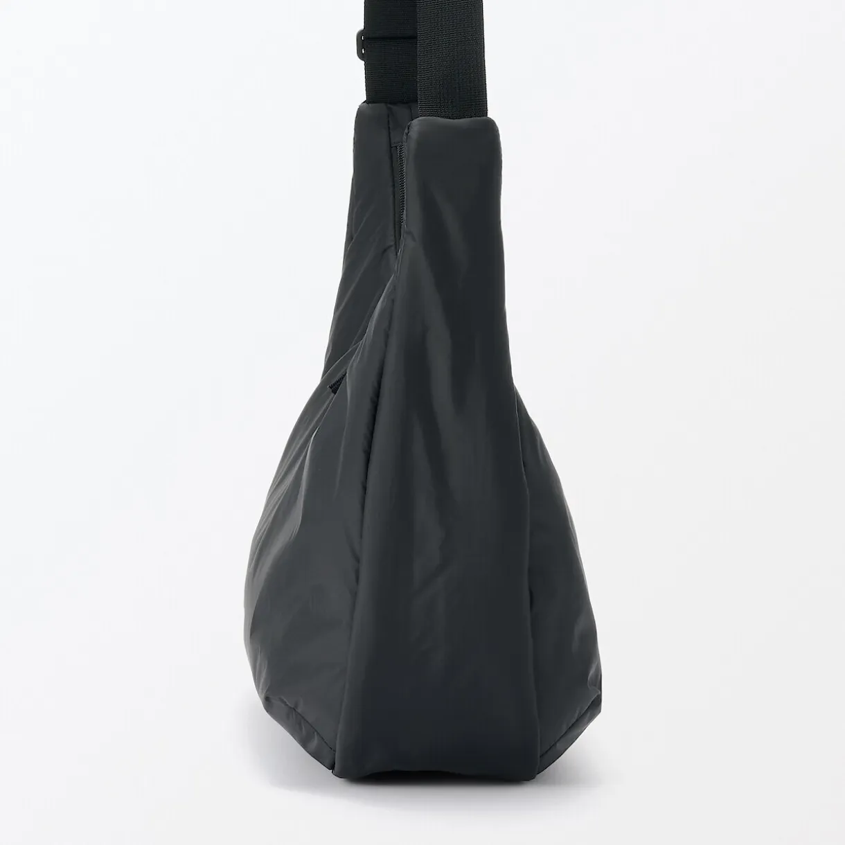 Sac à bandoulière rembourré et déperlant en nylon recyclé