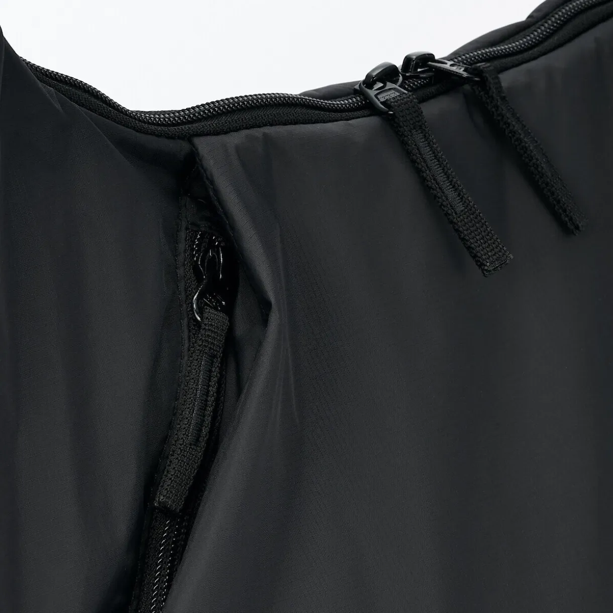 Sac à bandoulière rembourré et déperlant en nylon recyclé