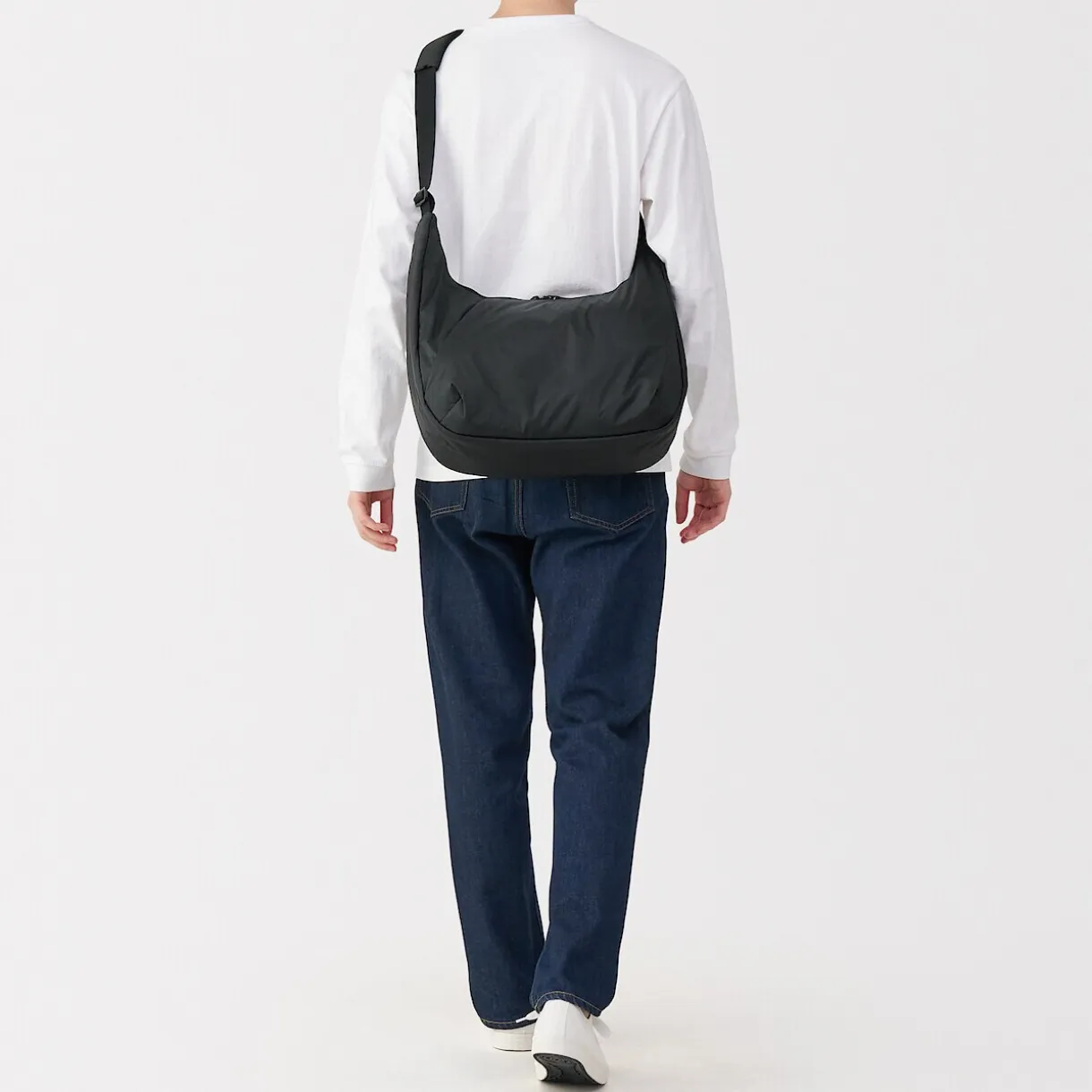 Sac à bandoulière rembourré et déperlant en nylon recyclé