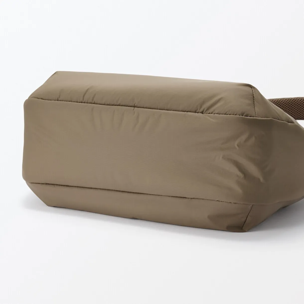 Sac à bandoulière rembourré et déperlant en nylon recyclé