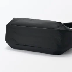 Sac à bandoulière rembourré et déperlant en nylon recyclé