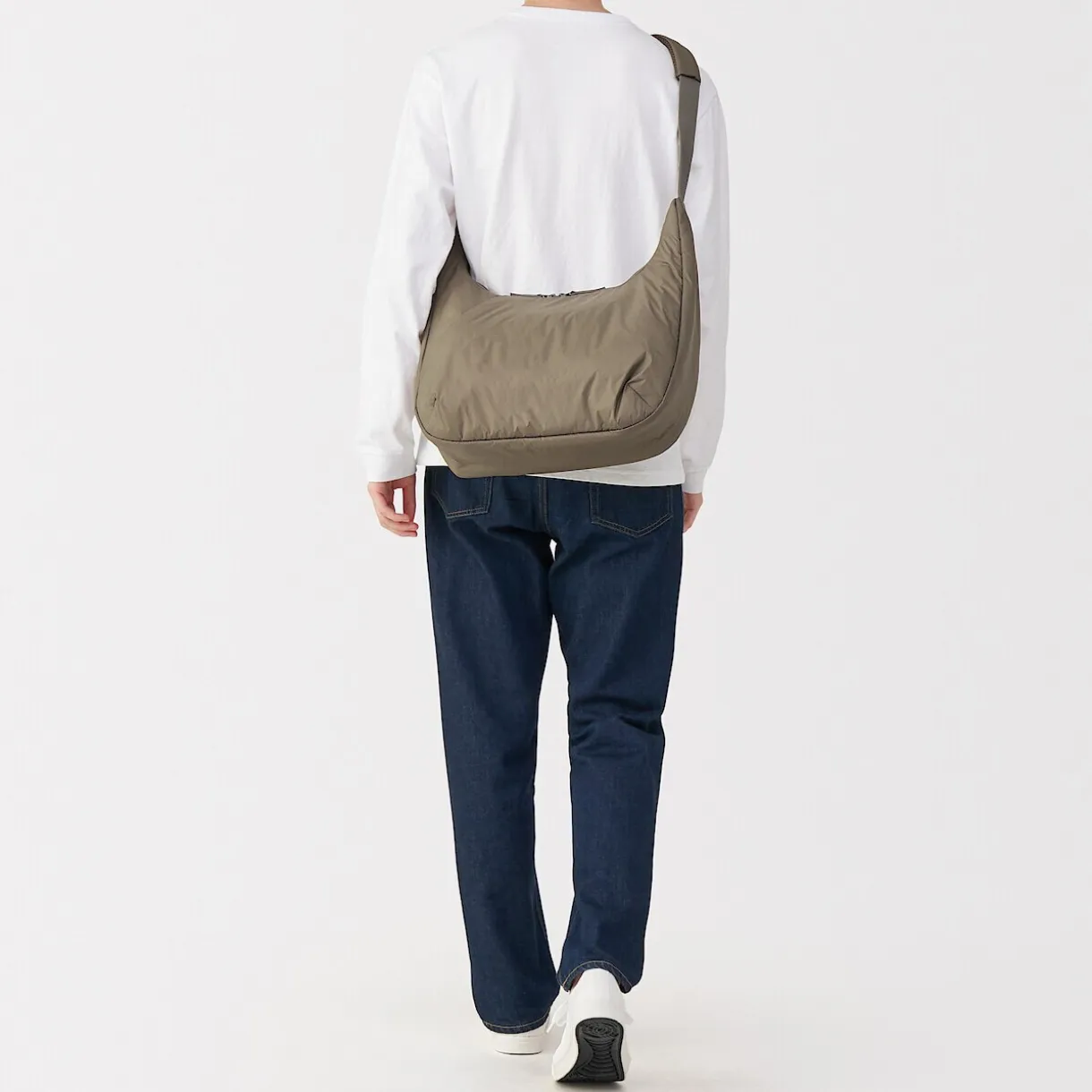 Sac à bandoulière rembourré et déperlant en nylon recyclé