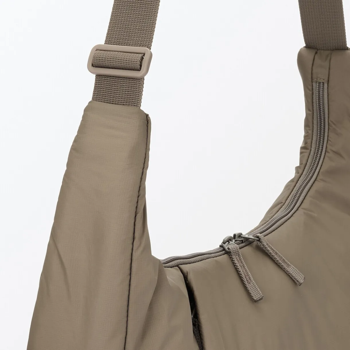 Sac à bandoulière rembourré et déperlant en nylon recyclé