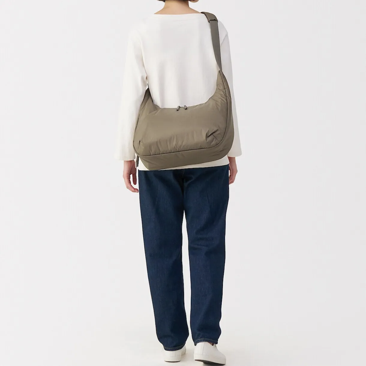 Sac à bandoulière rembourré et déperlant en nylon recyclé