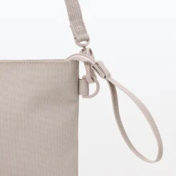 Sacoche à bandoulière déperlante détachable.