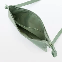 Sacoche à bandoulière déperlante détachable.