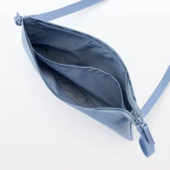 Sacoche à bandoulière déperlante détachable.