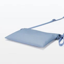 Sacoche à bandoulière déperlante détachable.