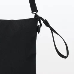 Sacoche à bandoulière déperlante détachable.