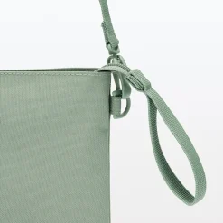 Sacoche à bandoulière déperlante détachable.