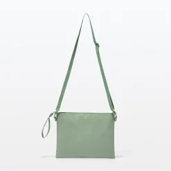 Sacoche à bandoulière déperlante détachable.