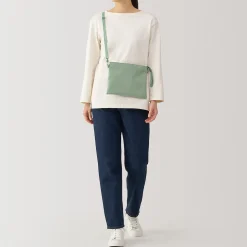 Sacoche à bandoulière déperlante détachable.