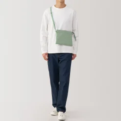 Sacoche à bandoulière déperlante détachable.