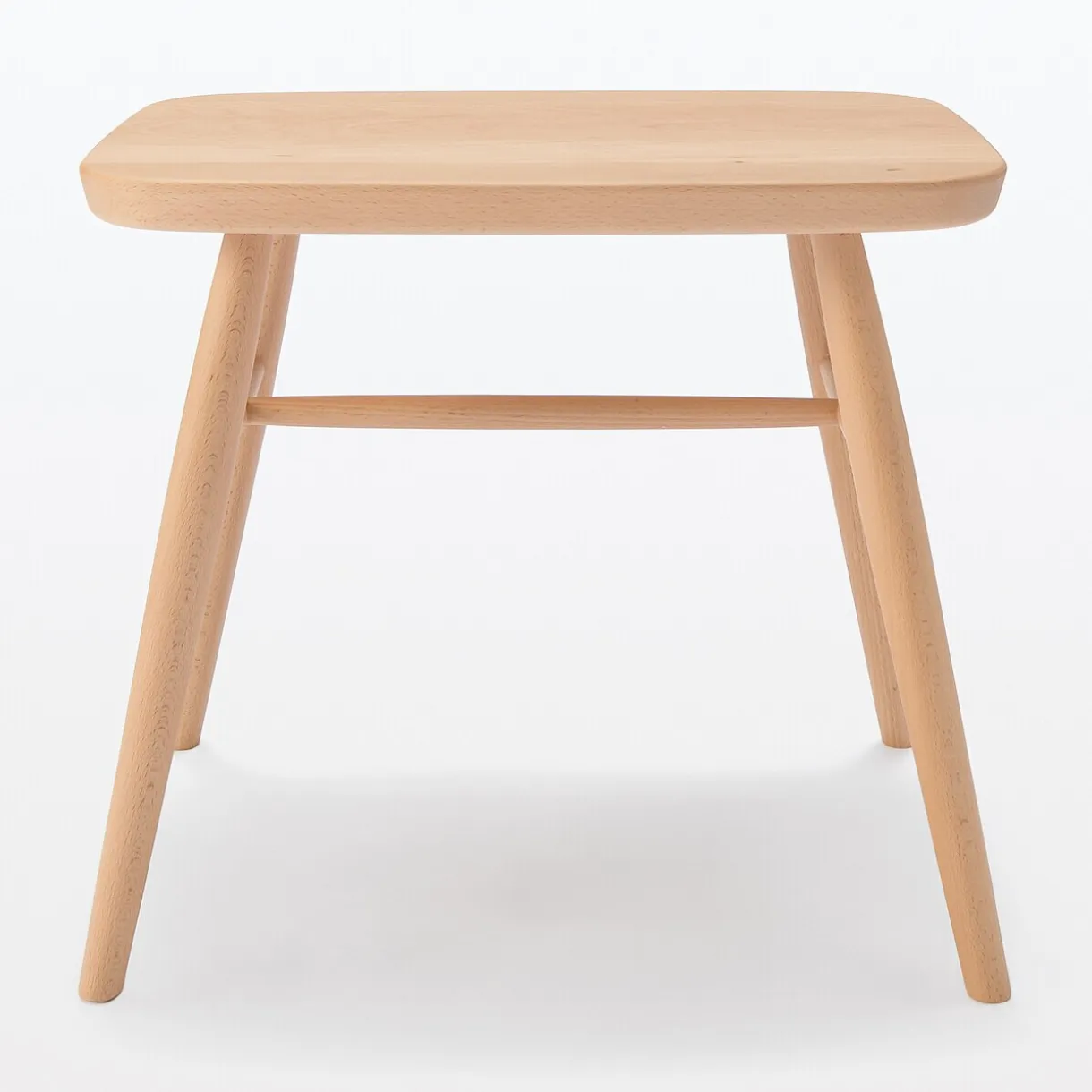 Tabouret en être massif à pieds arrondis