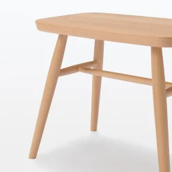 Tabouret en être massif à pieds arrondis