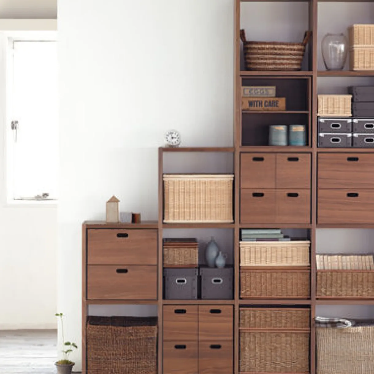 Étagère étroite en noyer ‐ 5 niveaux (Dont Eco‐part. 2,80 €)