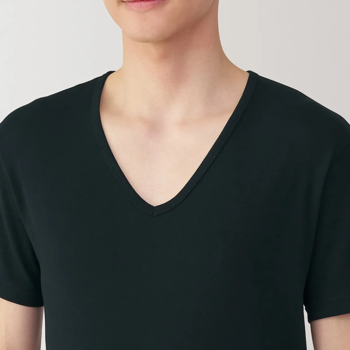 T‐shirt à col V en coton respirant pour homme